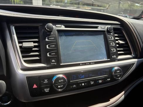 Used 2016 Toyota Highlander Limited FWD image 11