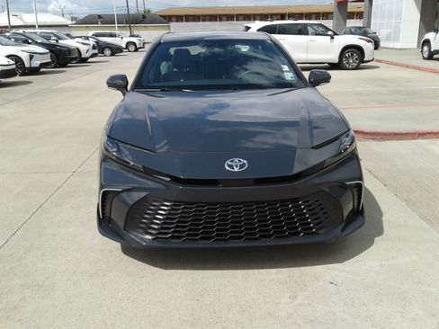 Used 2025 Toyota Camry SE w/ Convenience Package image 2