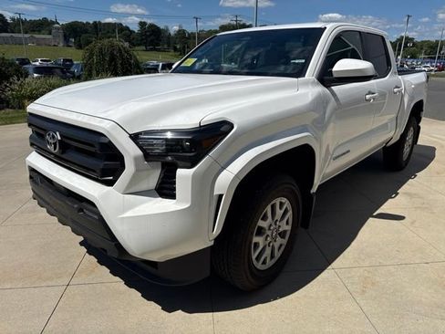 Used 2025 Toyota Tacoma SR5 AWD/4WD image 3