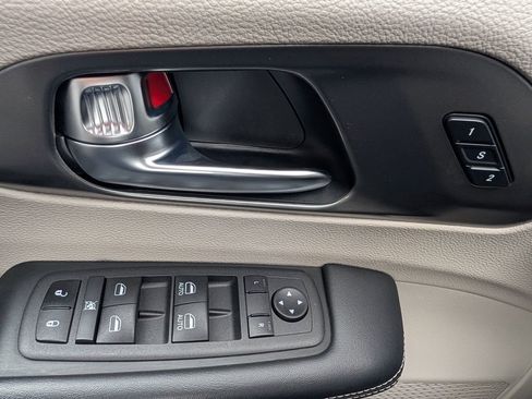 Used 2023 Chrysler Pacifica Touring-L FWD image 20