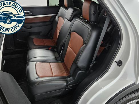 Used 2019 Ford Explorer XLT w/ Equipment Group 202A AWD/4WD image 30