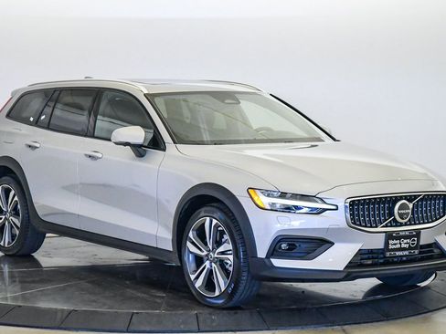 Certified 2025 Volvo V60 B5 Cross Country Plus image 6