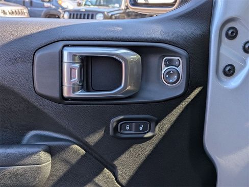 Used 2024 Jeep Wrangler Unlimited image 11