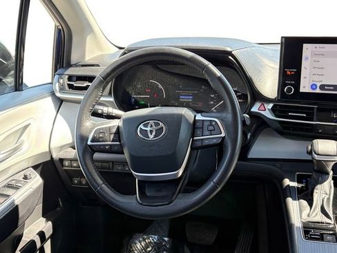 Used 2025 Toyota Sienna XLE FWD image 15