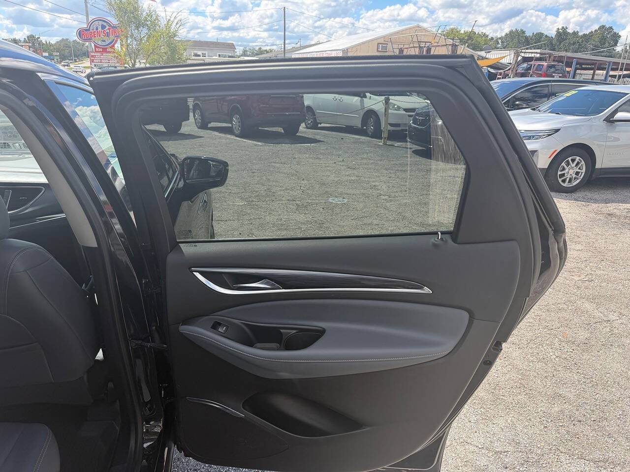 Used 2020 Buick Enclave Essence FWD image 17