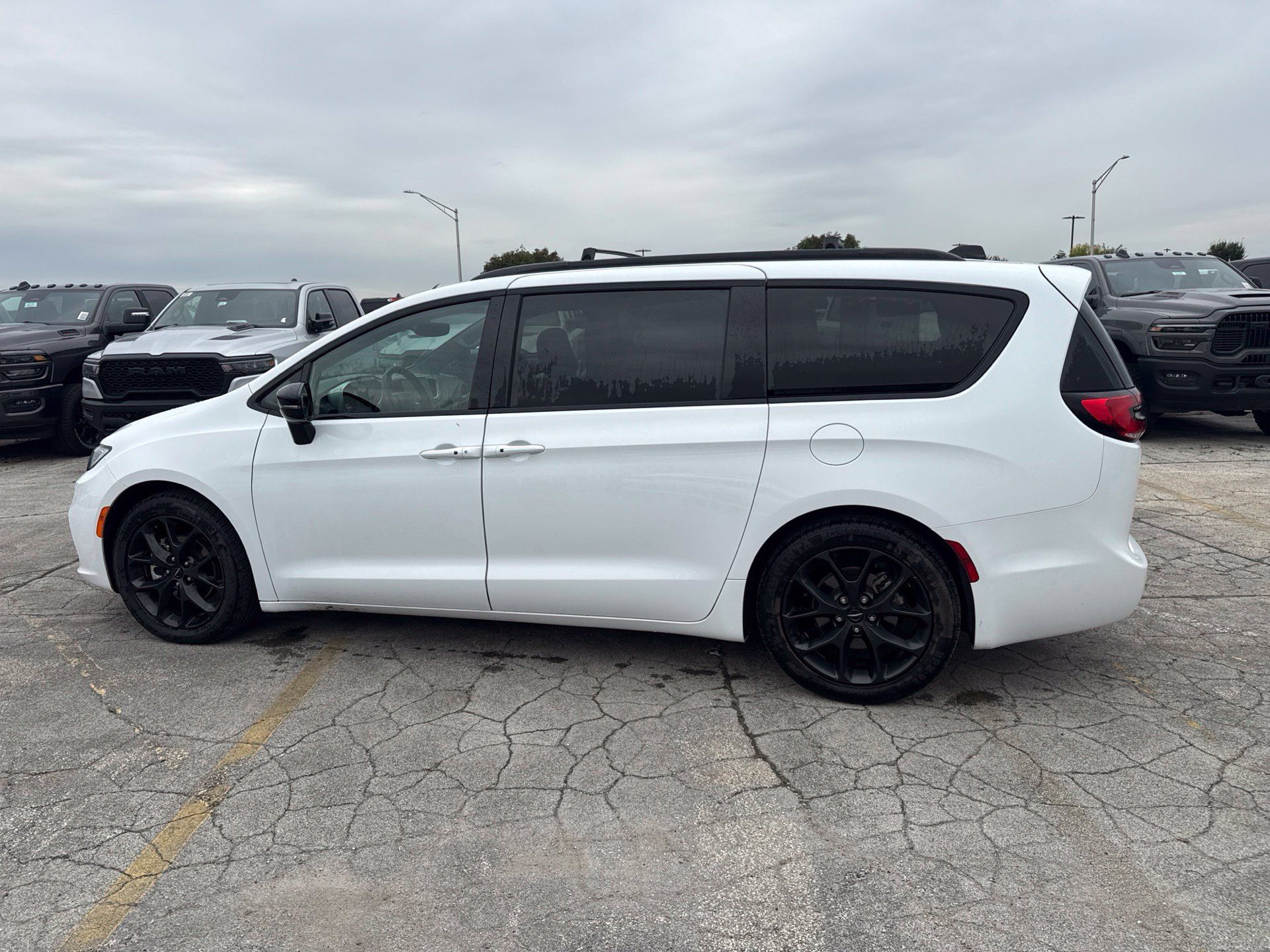 Used 2025 Chrysler Pacifica Limited FWD image 9