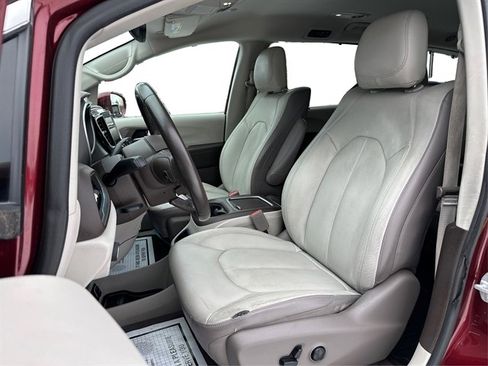 Used 2018 Chrysler Pacifica Touring-L Plus image 49