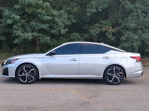 Used 2024 Nissan Altima 2.5 SR FWD image 2