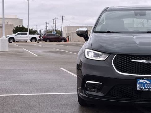 Used 2023 Chrysler Pacifica Limited image 10