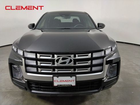 Used 2025 Hyundai Santa Cruz SE FWD image 2