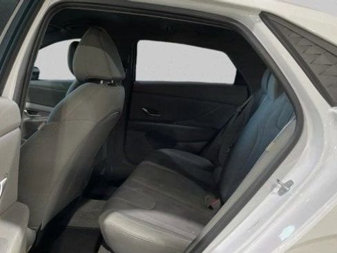 Used 2025 Hyundai Elantra SE image 16