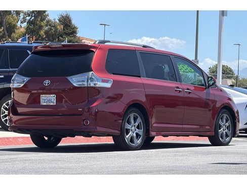 Used 2017 Toyota Sienna SE w/ SE Preferred Package FWD image 4
