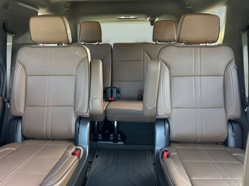 Used 2025 Chevrolet Tahoe High Country AWD/4WD image 13