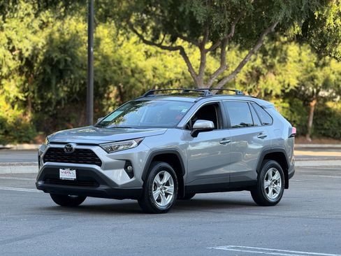 Used 2021 Toyota RAV4 XLE w/ Convenience Package FWD image 7