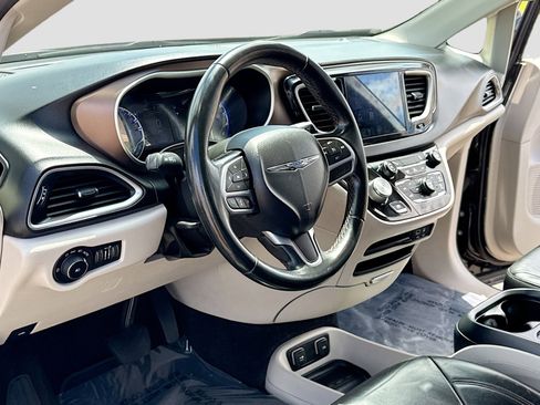 Used 2017 Chrysler Pacifica Touring-L FWD image 4