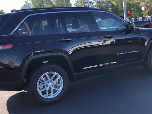 New 2025 Jeep Grand Cherokee Laredo X w/ Luxury Tech Group I image 8