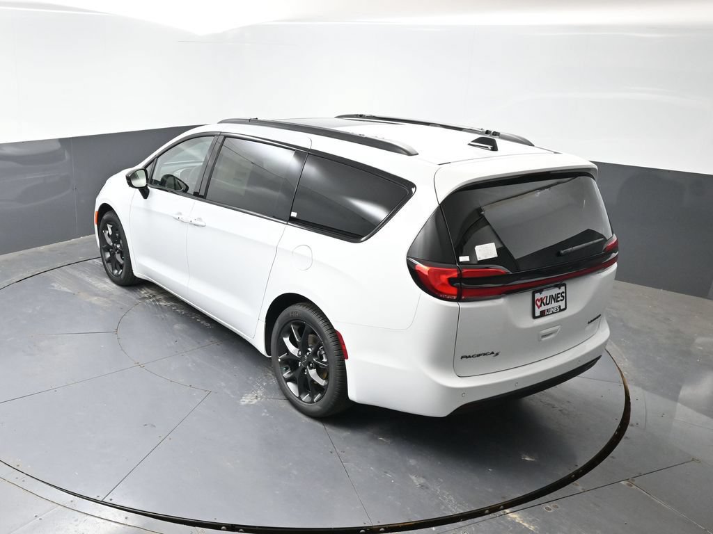 New 2027 Chrysler Pacifica Limited w/ Family Tech Group FWD image 39