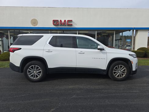 Used 2023 Chevrolet Traverse LT image 2