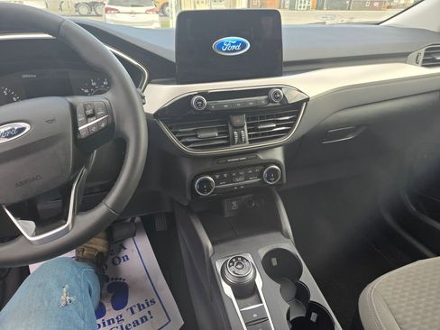 Used 2022 Ford Escape SE w/ SE Sport Appearance Package image 9