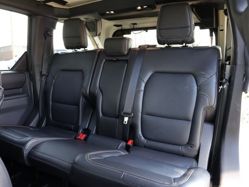 Used 2025 Ford Bronco Badlands image 9