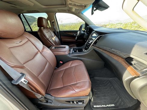 Used 2015 Cadillac Escalade Luxury image 9
