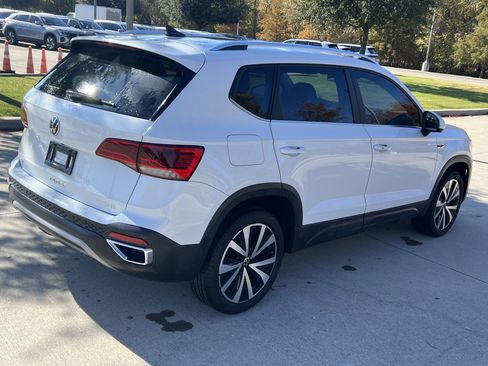 Certified 2022 Volkswagen Taos SE w/ Panoramic Sunroof Package image 10