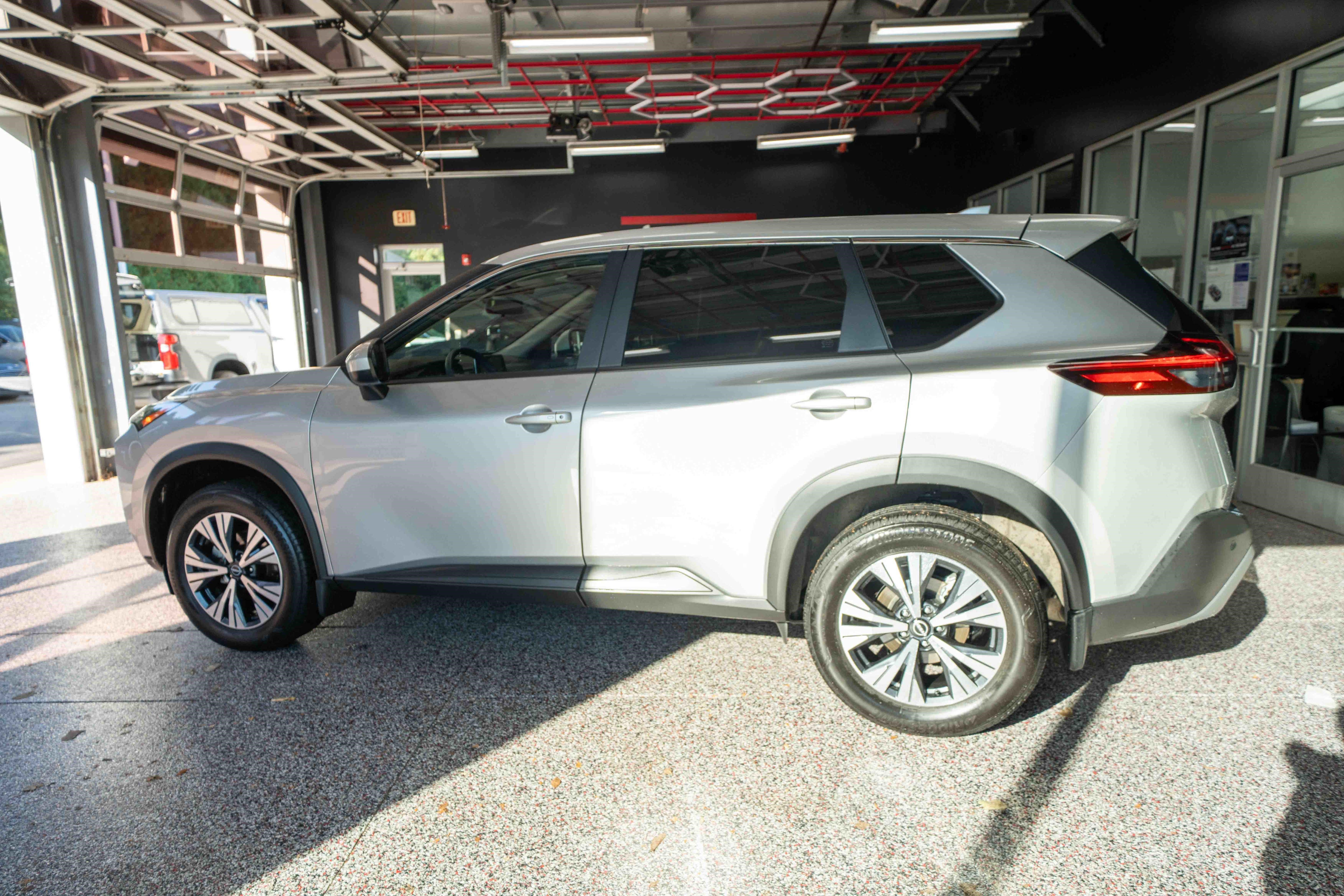 Used 2023 Nissan Rogue SV AWD/4WD image 2