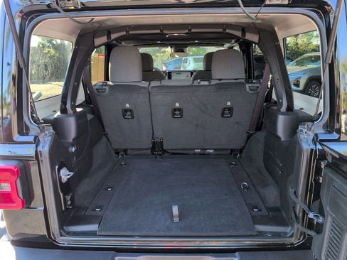 Used 2025 Jeep Wrangler Unlimited Rubicon image 29