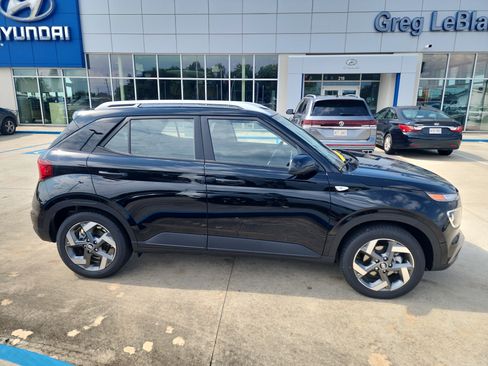 Used 2026 Hyundai Venue SEL FWD image 8
