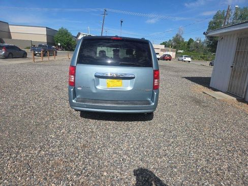 Used 2010 Chrysler Town & Country Touring FWD image 4