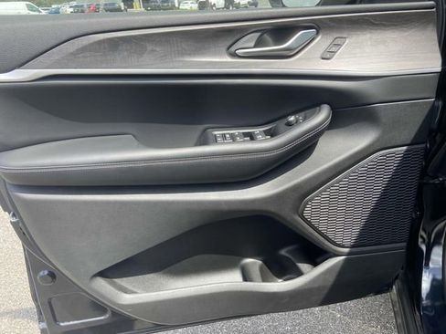 Used 2023 Jeep Grand Cherokee Limited image 16