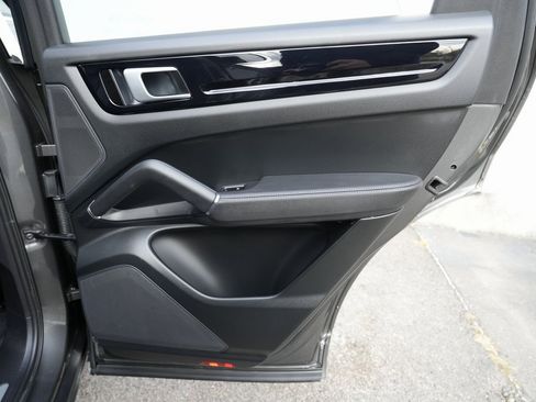 Used 2020 Porsche Cayenne image 38