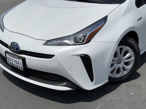Certified 2022 Toyota Prius LE FWD image 3