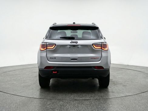 Used 2025 Jeep Compass Trailhawk w/ Trailer Tow Group AWD/4WD image 7