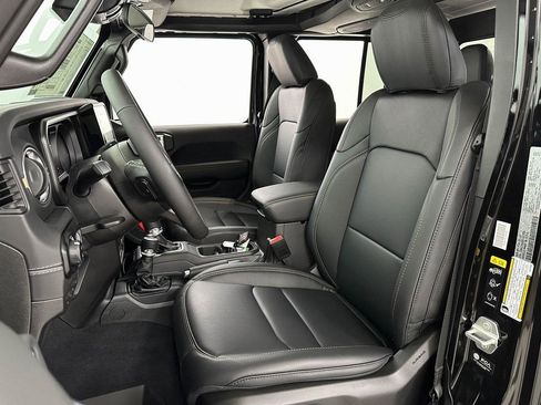 New 2025 Jeep Gladiator Sport w/ Premium Package image 16