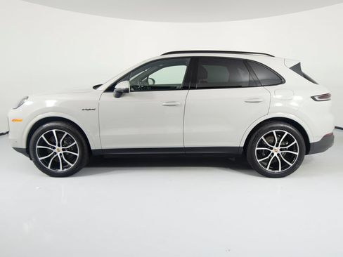 Certified 2026 Porsche Cayenne E-Hybrid AWD/4WD image 2