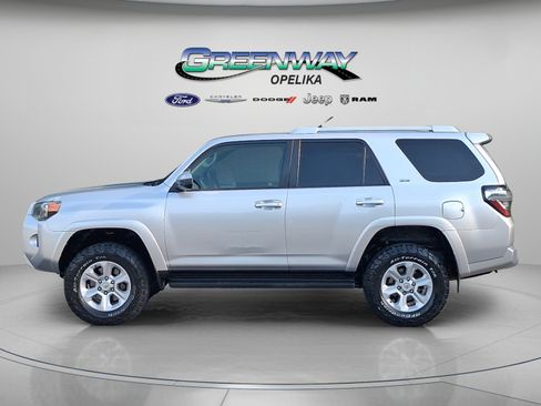 Used 2017 Toyota 4Runner SR5 AWD/4WD image 4