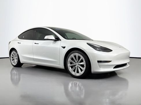 Used 2022 Tesla Model 3 Standard Range image 3