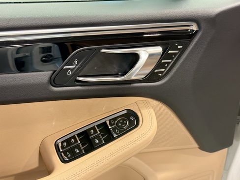 Used 2025 Porsche Macan image 23