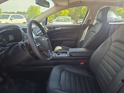 Used 2018 Ford Fusion SE w/ Fusion SE Technology Package FWD image 10
