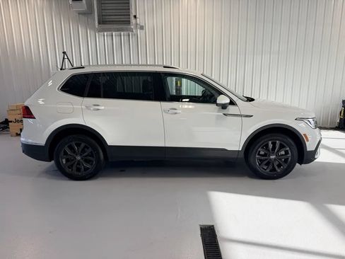 Used 2024 Volkswagen Tiguan SE AWD/4WD image 2
