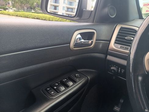 Used 2017 Jeep Grand Cherokee Laredo RWD image 20