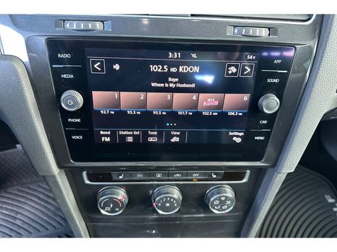 Used 2018 Volkswagen Golf SE image 21