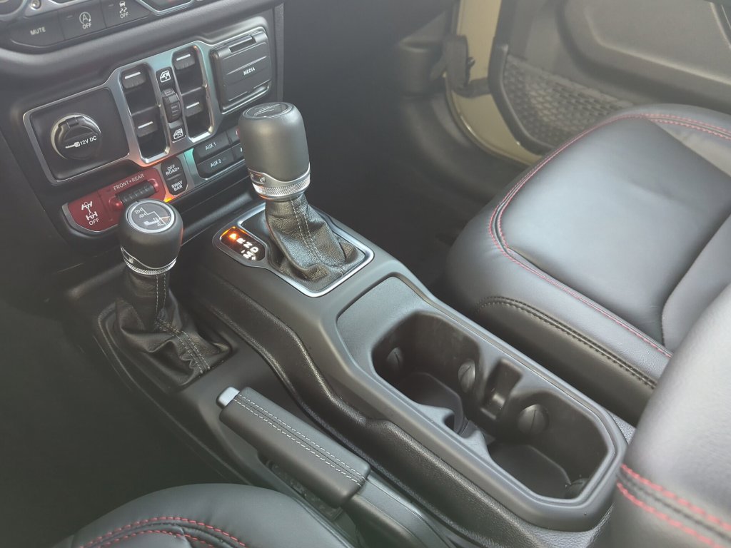 Used 2025 Jeep Gladiator Rubicon w/ Convenience Group AWD/4WD image 28