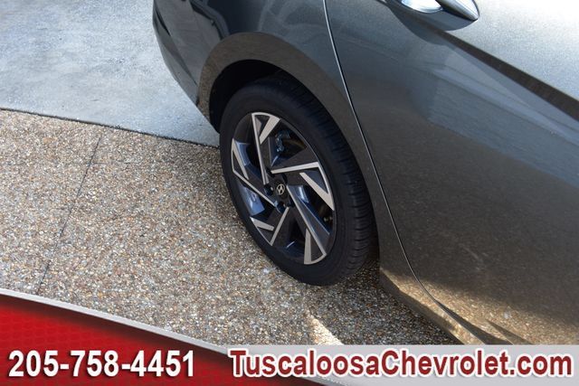 Used 2025 Hyundai Elantra Limited FWD image 15
