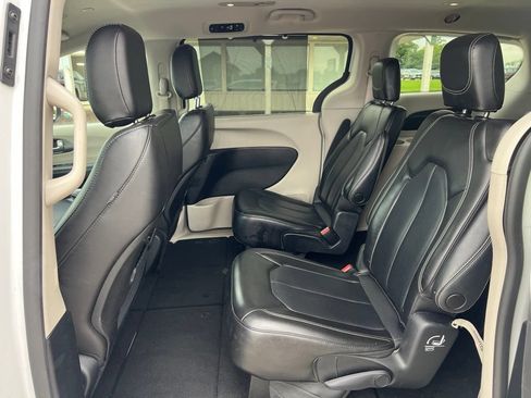 Used 2023 Chrysler Pacifica Touring-L FWD image 32