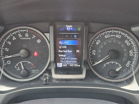 Used 2023 Toyota Tacoma TRD Off-Road w/ Technology Package AWD/4WD image 11