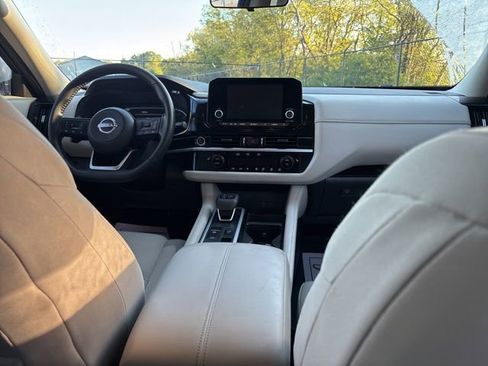 Used 2022 Nissan Pathfinder SV w/ SV Black Package image 9