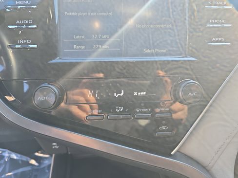 Used 2018 Toyota Camry SE image 23