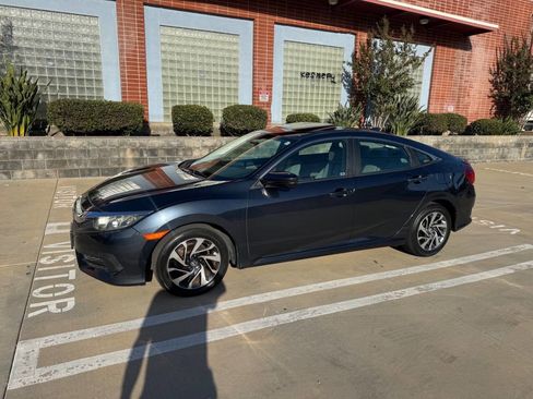 Used 2018 Honda Civic EX image 2